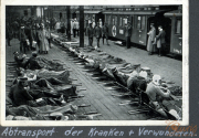 Transport von verwundeten Soldaten während des Ersten Weltkriegs an einem Bahnhof