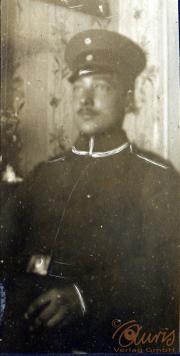 Soldat im Ersten Weltkrieg in einer Innenaufnahme mit blauer Uniform und nachdenklicher Miene