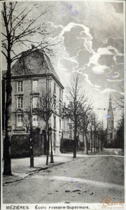 Mézières während des Ersten Weltkriegs mit Blick auf die École Primaire-Supérieure und die Kirche