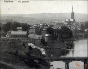 Stadtansicht von Mézières während des Ersten Weltkriegs mit markanten Gebäuden und Brücke
