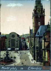 Marktplatz in Elberfeld während des Ersten Weltkriegs mit historischen Gebäuden und Menschen