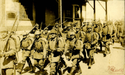 Soldaten im Ersten Weltkrieg marschieren in einer Stadt während des Kriegsjahres mit Tagebuchkommentaren