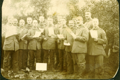 Soldaten des Ersten Weltkriegs im Friedhof von Langemarck 1915 mit Briefen und Dokumenten in der Hand
