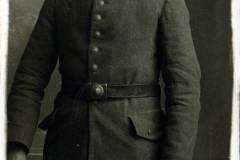 Soldat im Uniform des Ersten Weltkriegs aus dem Jahr 1915 in einem Studio aufgenommen
