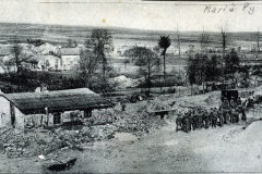 Zerstörte Landschaft im Ersten Weltkrieg mit Soldaten und Ruinen einer Stadt in Europa
