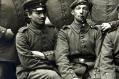 Soldaten des Ersten Weltkriegs in Uniform versammelt in einer Kaserne während des Konflikts
