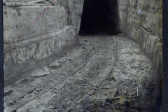 Eingang zum Debus Tunnel während des Ersten Weltkriegs, ein wesentlicher Transportweg für Truppen und Material
