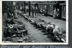 Transport von verwundeten Soldaten während des Ersten Weltkriegs an einem Bahnhof