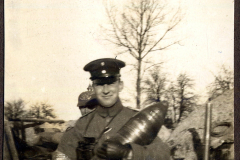 Soldat hält eine Granate während des Ersten Weltkriegs in einem Stellungskrieg