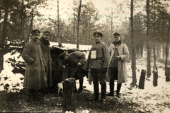 Soldaten des Ersten Weltkriegs posieren vor ihrem Unterstand im Winterwald