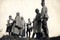 Soldaten des Ersten Weltkriegs stehen in Uniform auf einem Hügel und planen ihre nächsten Schritte