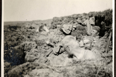 Soldaten im Schützengraben während des Ersten Weltkriegs an der Westfront