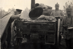 Impressionen aus dem Ersten Weltkrieg mit einer mobilen Küchenanlage im Einsatz