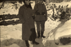 Soldaten im Ersten Weltkrieg während des Winters in einem Schützengraben in Europa