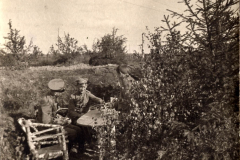 Soldaten im Ersten Weltkrieg bei einer Besprechung in einer Feldlagertaktik im Jahr 1917 in einer bewaldeten Umgebung