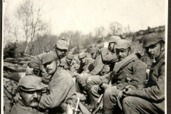 Soldaten im Ersten Weltkrieg in einem Schützengraben während einer Ruhepause