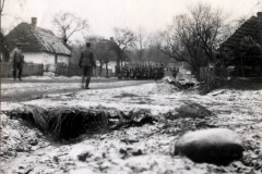 Soldaten marschieren in einer zerstörten Landschaft während des Ersten Weltkriegs