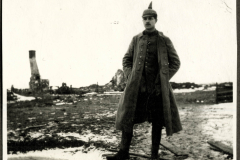 Soldat im Ersten Weltkrieg vor einer zerstörten Landschaft während des Winters