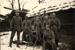 Soldaten im Ersten Weltkrieg vor einem Holzhaus im Winter