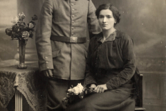 Portrait eines Soldaten und einer Frau während des Ersten Weltkriegs in einem Studio