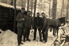 Soldaten im Schnee während des Ersten Weltkriegs in einem Lager