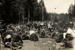 Soldaten im Ersten Weltkrieg ruhen im Waldcamp während einer Pause
