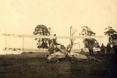 Soldaten des Ersten Weltkriegs mit Flugzeug an der Front im Jahr 1917