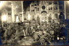 Soldaten im Ersten Weltkrieg in einer Kirche auf der Ostfront während des Konflikts