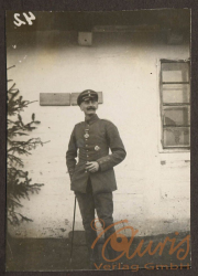 Porträt eines Soldaten aus dem Ersten Weltkrieg vor einem Gebäudefeature