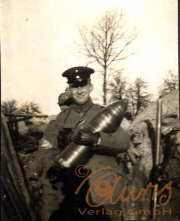 Soldat im Ersten Weltkrieg hält eine Granate in einem Schützengraben während des Konflikts in Europa
