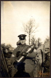Soldat hält eine Granate während des Ersten Weltkriegs in einem Stellungskrieg