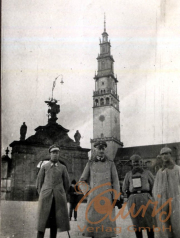 Soldaten des Ersten Weltkriegs vor dem historischen Turm in einer Stadt