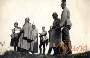 Soldaten des Ersten Weltkriegs stehen in Uniform auf einem Hügel und planen ihre nächsten Schritte