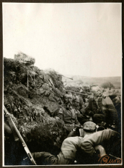 Soldaten im Schützengraben während des Ersten Weltkriegs im Jahr 1917 an der Westfront