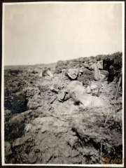 Soldaten im Schützengraben während des Ersten Weltkriegs an der Westfront