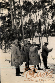 Soldaten beobachten im verschneiten Wald während des Ersten Weltkriegs