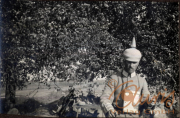 Soldat während des Ersten Weltkriegs bei einer Pause im Freien unter einem Baum
