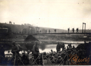 Erster Weltkrieg Soldaten warten am Fluss unter einer Brücke mit aufkommenden Kameraden im Hintergrund