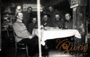 Offiziere der deutschen Armee im Ersten Weltkrieg bei einer Versammlung in einem Gasthaus