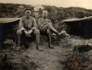 Blick auf zwei Soldaten im Ersten Weltkrieg in einem Schützengraben in Europa