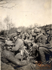 Soldaten im Schützengraben während des Ersten Weltkriegs in einer Waldlandschaft