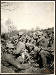 Soldaten im Ersten Weltkrieg in einem Schützengraben während einer Ruhepause