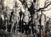 Bilder von deutschen Soldaten des Ersten Weltkriegs vor einem Baum im Wald