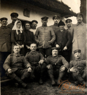 Gruppenfoto von Soldaten und Zivilisten während des Ersten Weltkriegs in einem ländlichen Umfeld