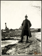 Soldat im Ersten Weltkrieg vor einer zerstörten Landschaft während des Winters