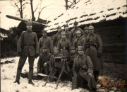 Soldaten im Ersten Weltkrieg vor einem Holzhaus im Winter
