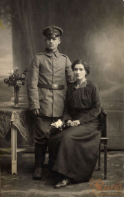 Portrait eines Soldaten und einer Frau während des Ersten Weltkriegs in einem Studio