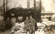 Soldaten im Ersten Weltkrieg vor einem schneebedeckten Unterstand
