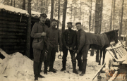 Soldaten im Schnee während des Ersten Weltkriegs in einem Lager