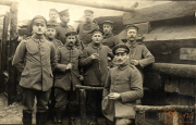 Gruppenfoto deutscher Soldaten im Ersten Weltkrieg in einem Schützengraben